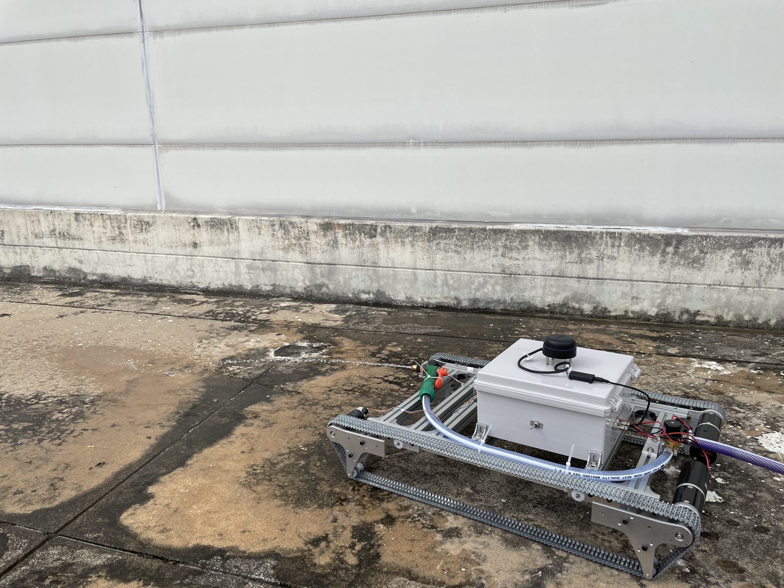 Tracked cleaning autonomous robot